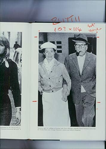 תצלום וינטג 'של ז'ורז' סימנון הולך בלוזאן עם תרזה סברלין.
