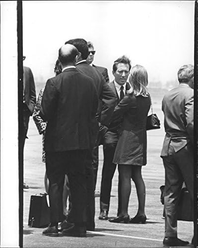 תצלום וינטג 'של כוכב השירה אנדי וויליאמס בשדה התעופה לפני יציאת המטוס.